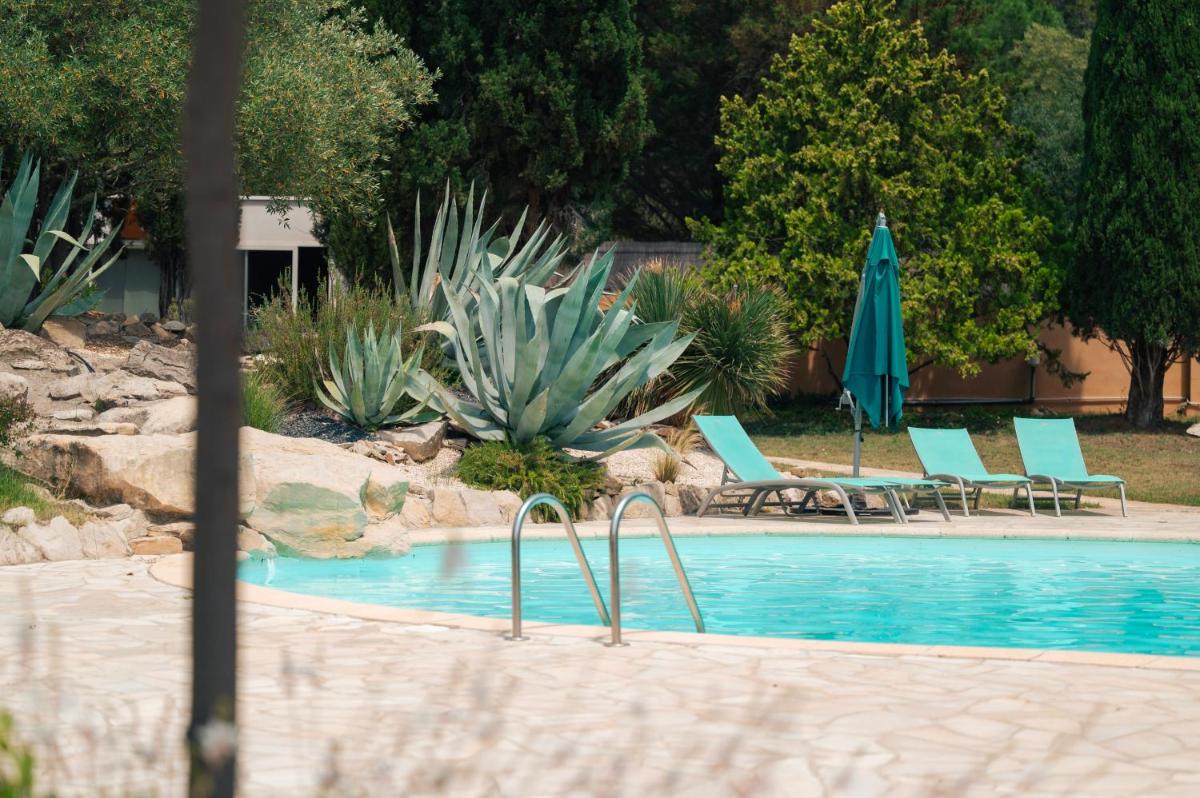 Piscine de l'établissement La Villa Vicha, The Originals Relais ou située à proximité