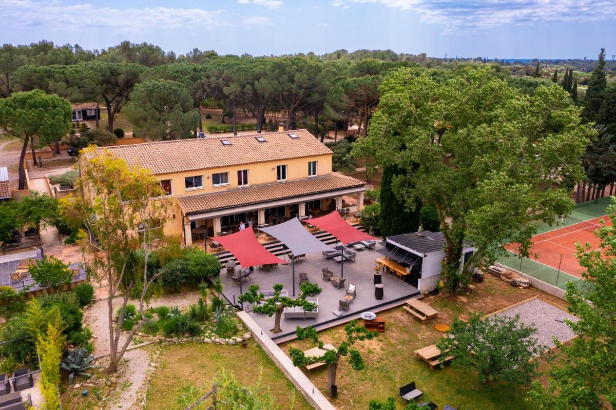 - une vue sur la cour dans l'établissement La Villa Vicha, The Originals Relais, à Aubais