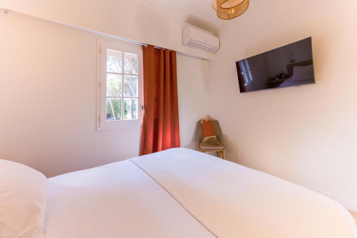 Un ou plusieurs lits dans un hébergement de l'établissement La Villa Vicha, The Originals Relais
