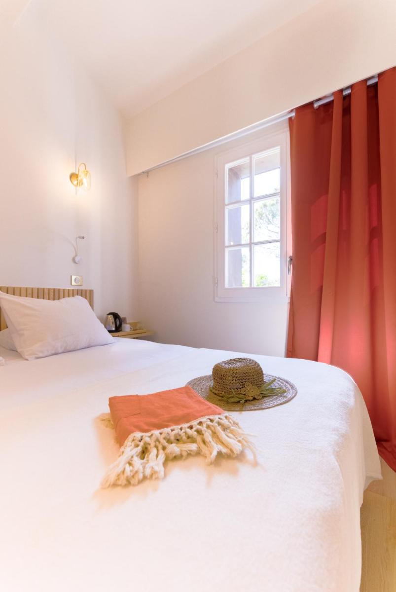 Un ou plusieurs lits dans un hébergement de l'établissement La Villa Vicha, The Originals Relais