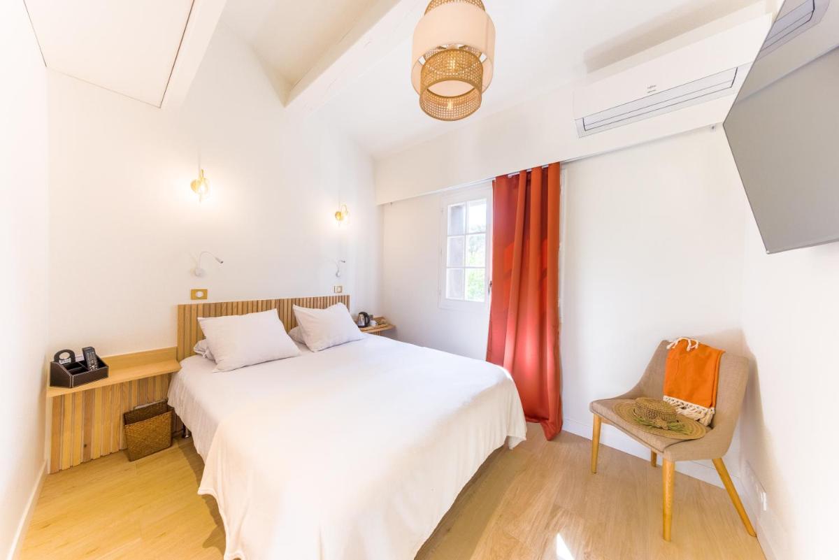 Un ou plusieurs lits dans un hébergement de l'établissement La Villa Vicha, The Originals Relais