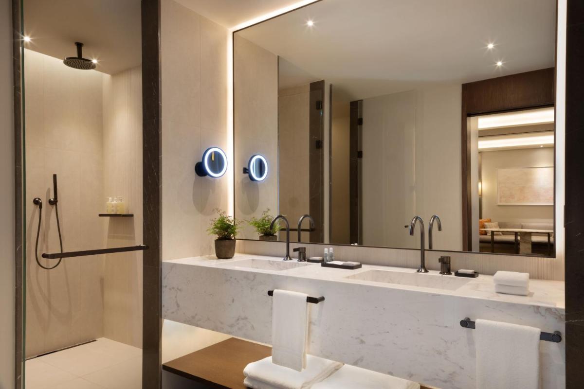 Un baño de JW Marriott Hotel Madrid