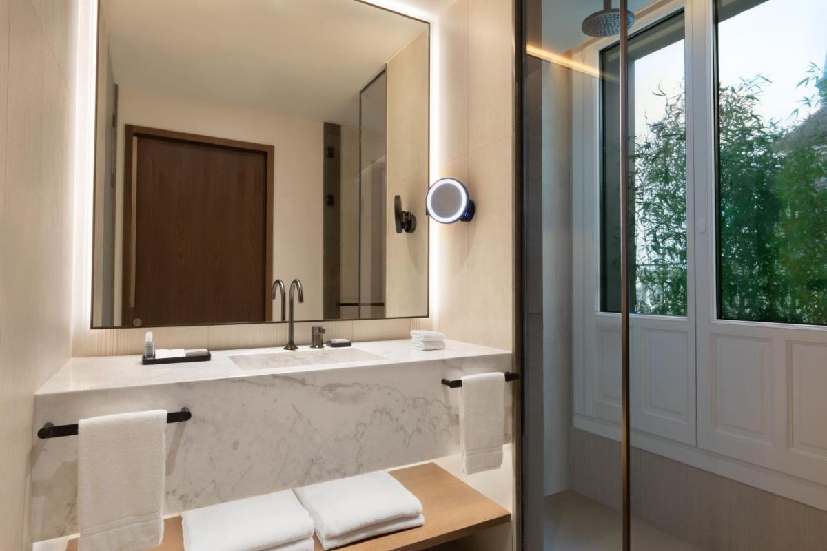 Un baño de JW Marriott Hotel Madrid