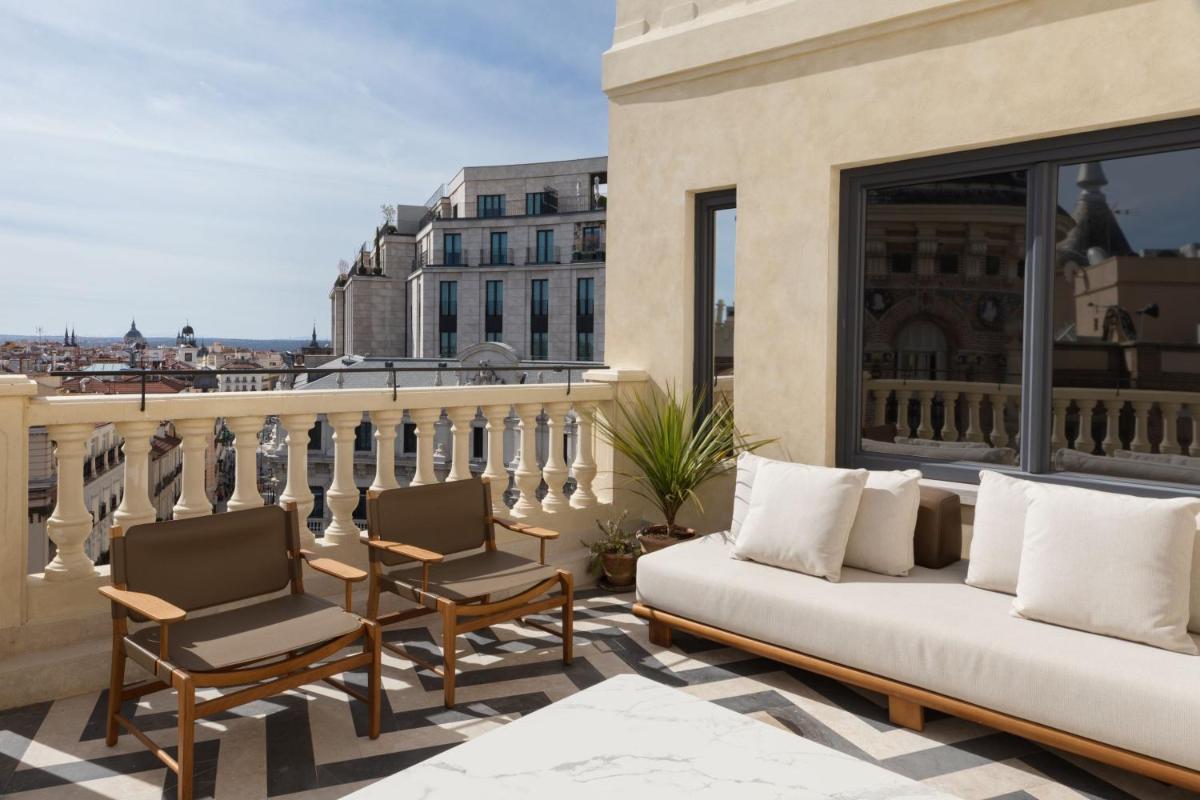 Un balcón o terraza de JW Marriott Hotel Madrid