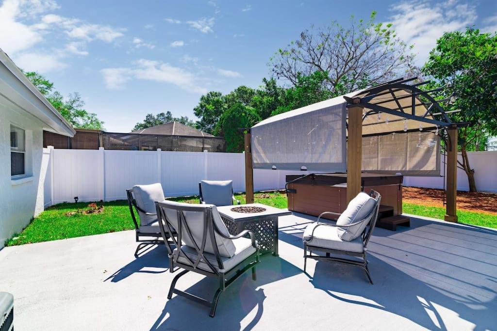 Renovated 3B 2BA, oasis yard Hot tub - Housity