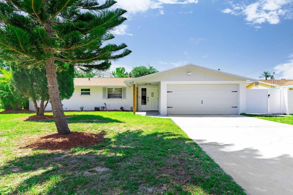 Renovated 3B 2BA, oasis yard Hot tub - Housity