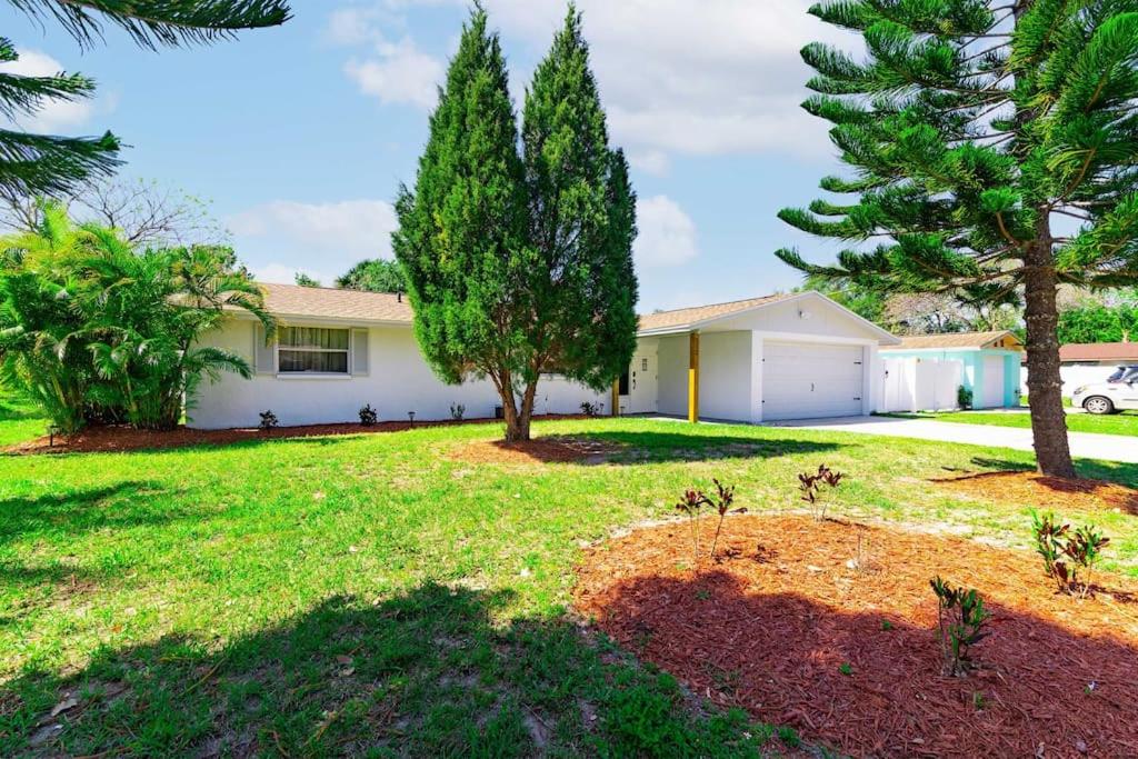 Renovated 3B 2BA, oasis yard Hot tub - Housity