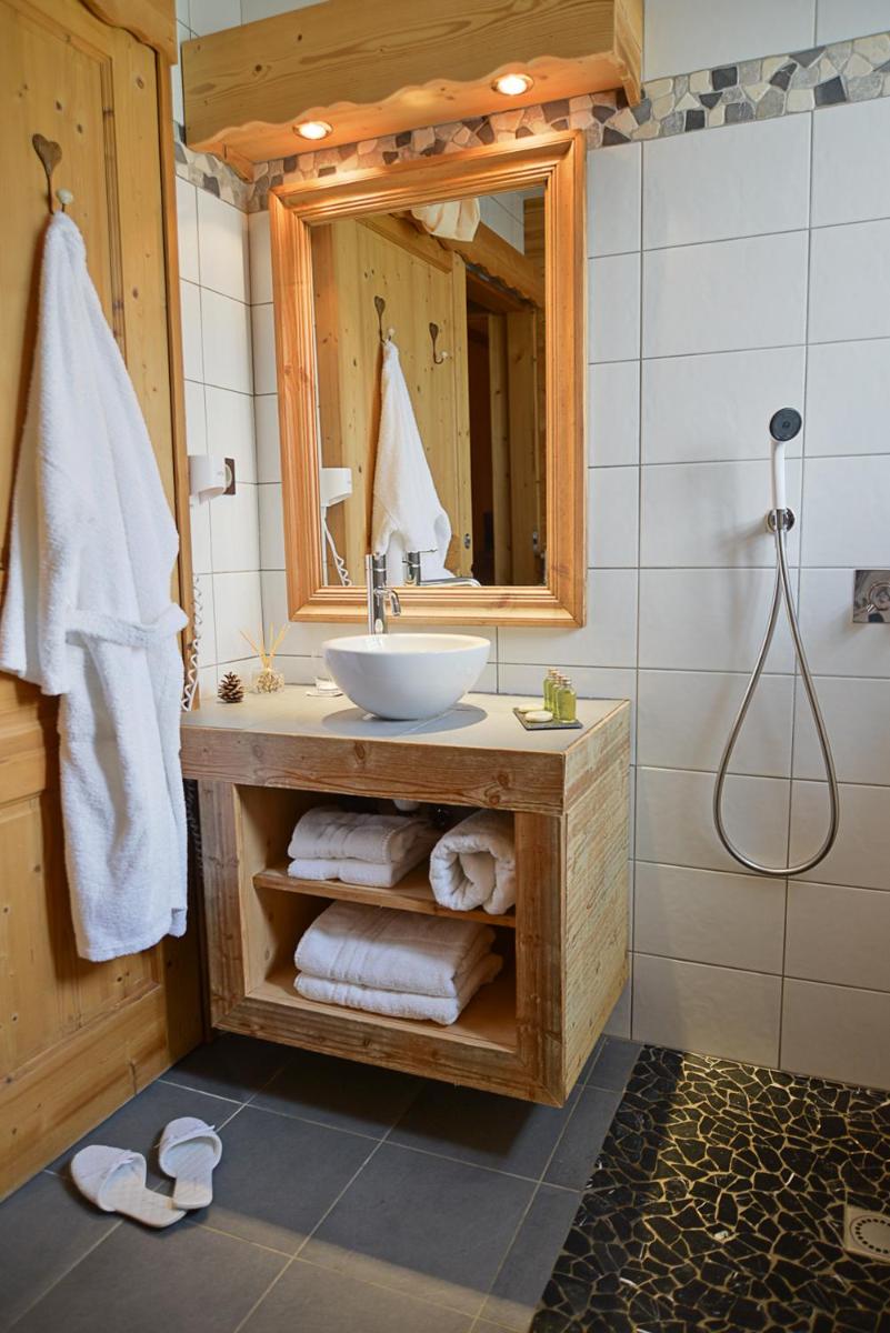 Salle de bains dans l'établissement Café-Hôtel Le Morillon, Domaine du Grand Massif-Samoëns