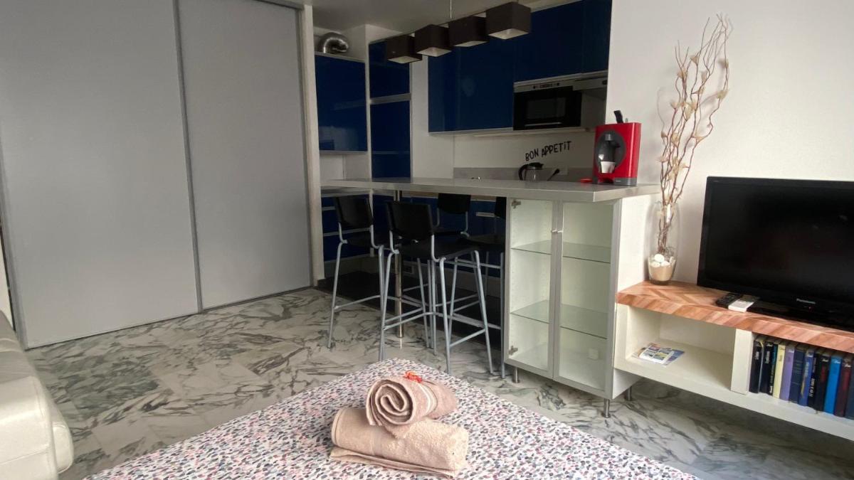 AZUR climatisé, wifi, ascenseur à 75 m de la plage - Housity