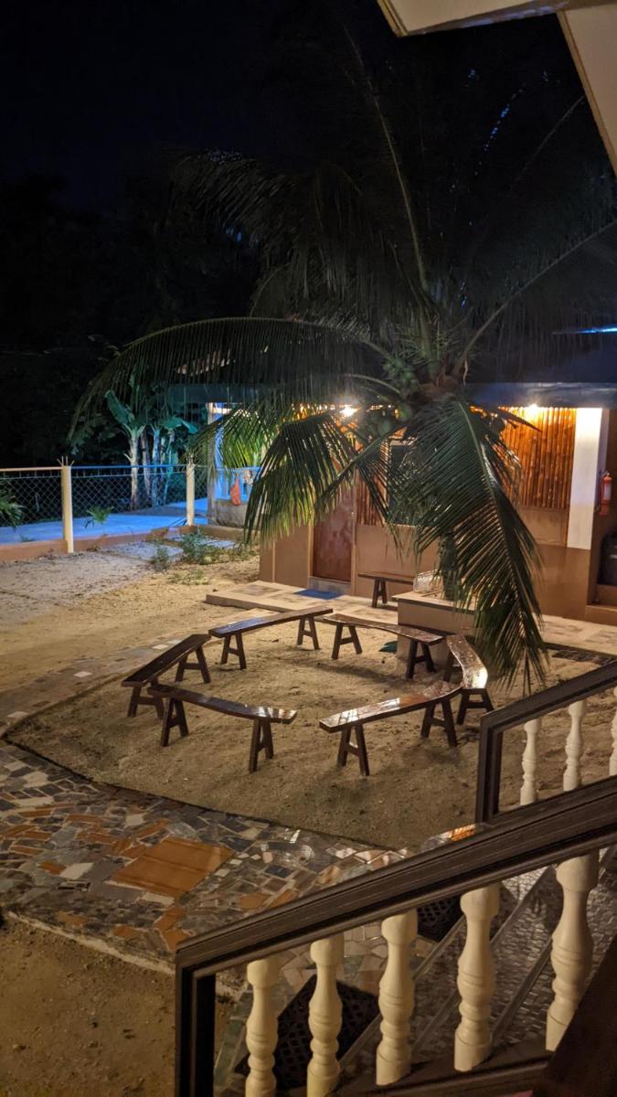 Maya Guest House - Sipaway Island - Housity
