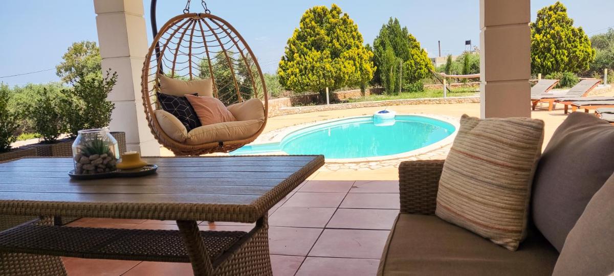 Grey Haven Luxury Villa - Housity