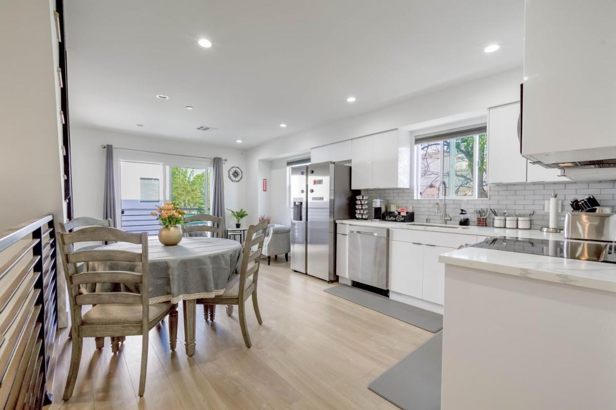 Modern Townhouses in Studio City - Housity