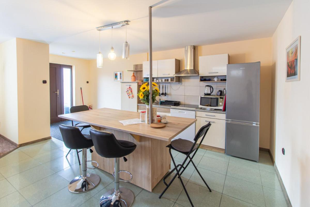 Déli Terasz B Apartman Free parking, self-check-in anytime - Housity