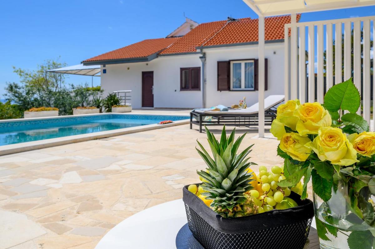 Nudist friendly villa with fence arround pool and garden to relax and enjoy - Housity