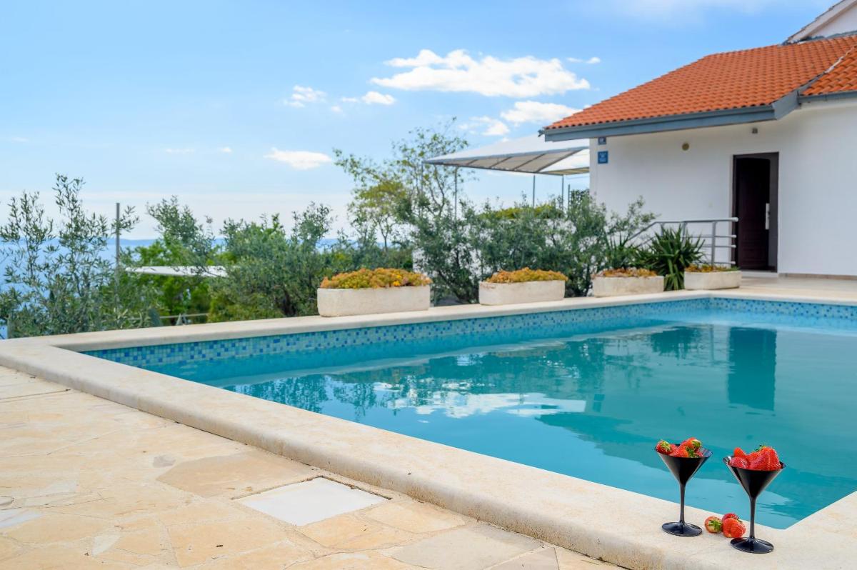 Nudist friendly villa with fence arround pool and garden to relax and enjoy - Housity