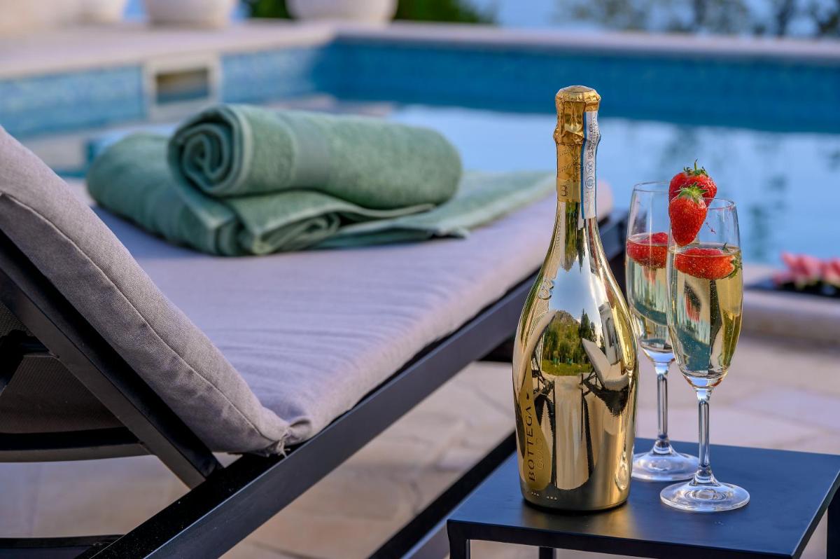 Nudist friendly villa with fence arround pool and garden to relax and enjoy - Housity