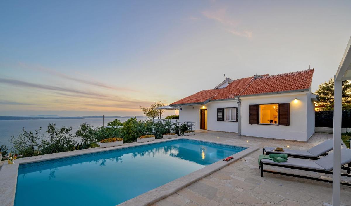 Nudist friendly villa with fence arround pool and garden to relax and enjoy - Housity