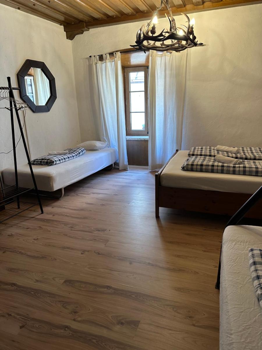 HOSTEL LOVELY ROOMS, city center, shared Bathroom, windows to corridor - Housity