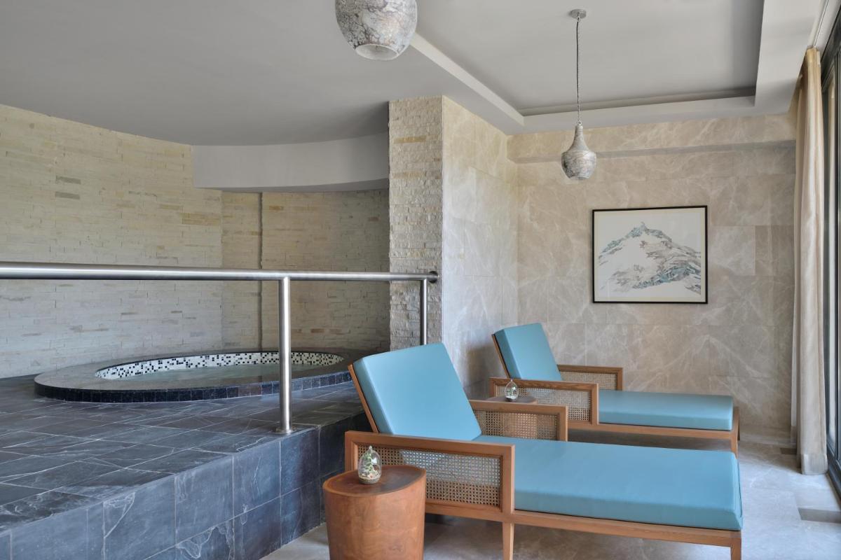 a lobby with blue chairs and a tub at The Westin Resort & Spa Himalayas in Rishīkesh