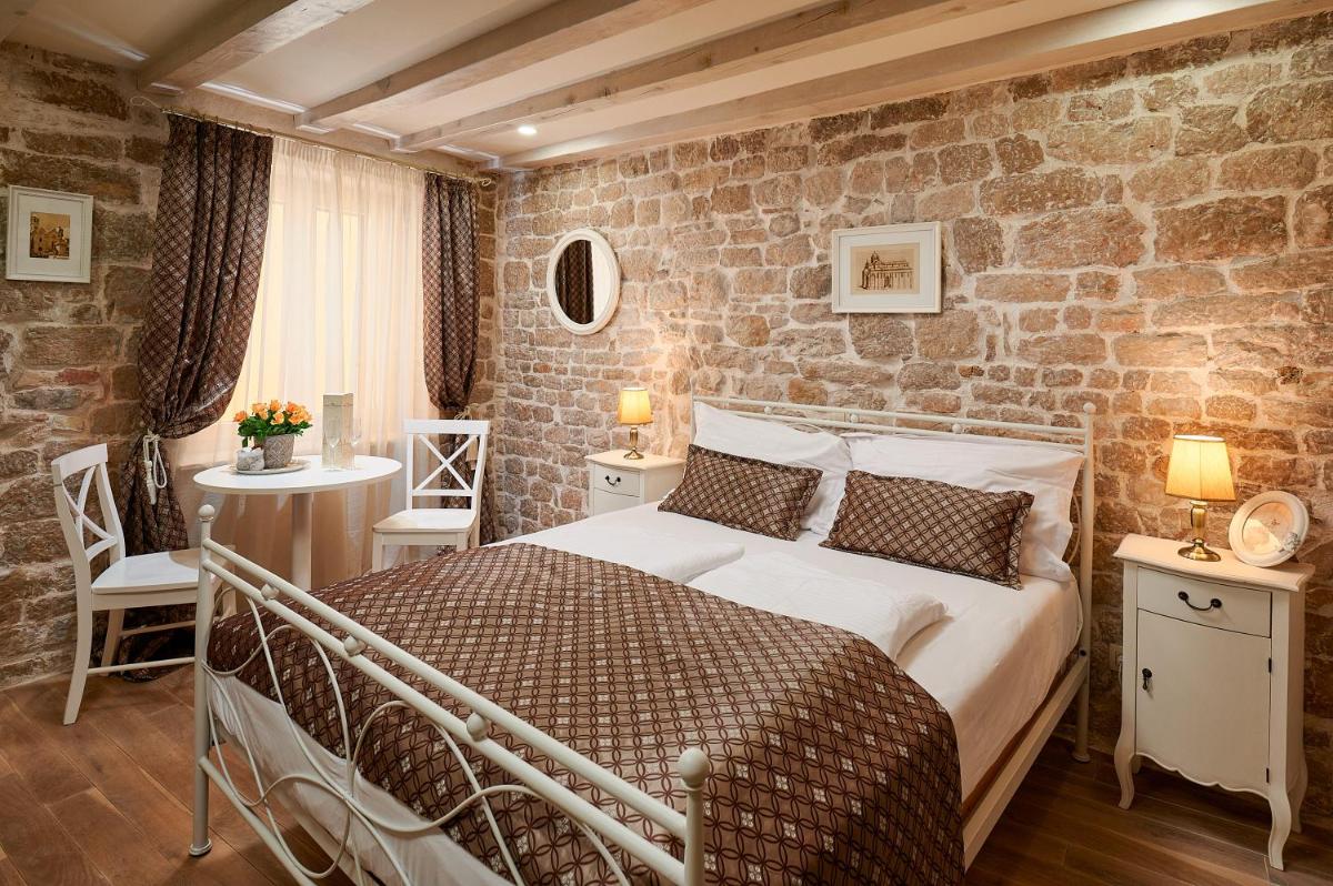 Rustic Apartments Sv Frane in the old town - Housity