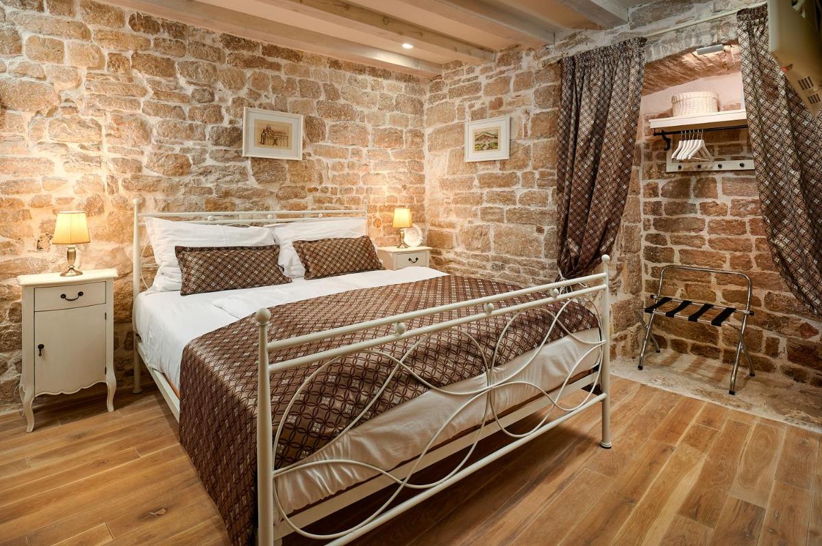 Rustic Apartments Sv Frane in the old town - Housity