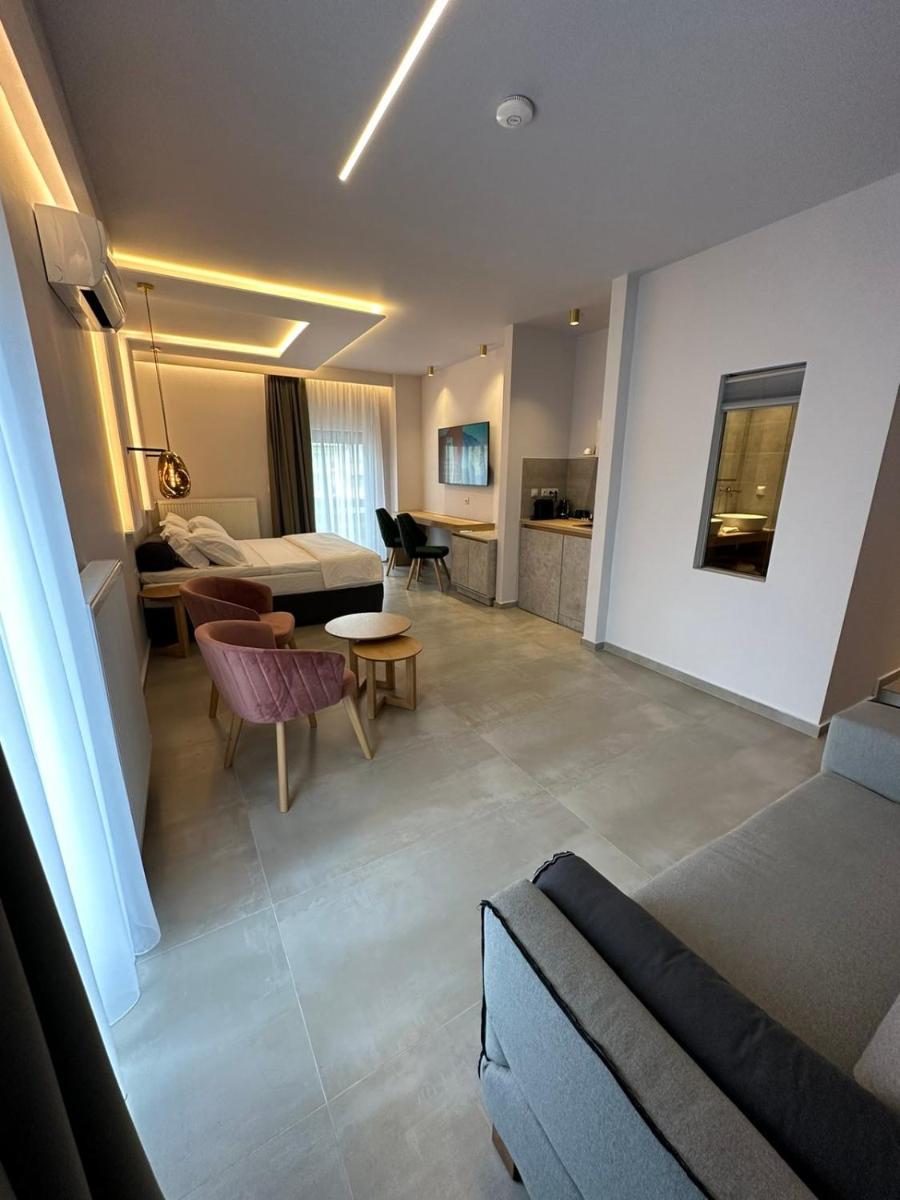 Meteora Gold and Glass - Housity