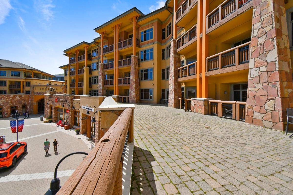 Sundial Lodge Superior Hotel Room by Canyons Village Rentals - Housity