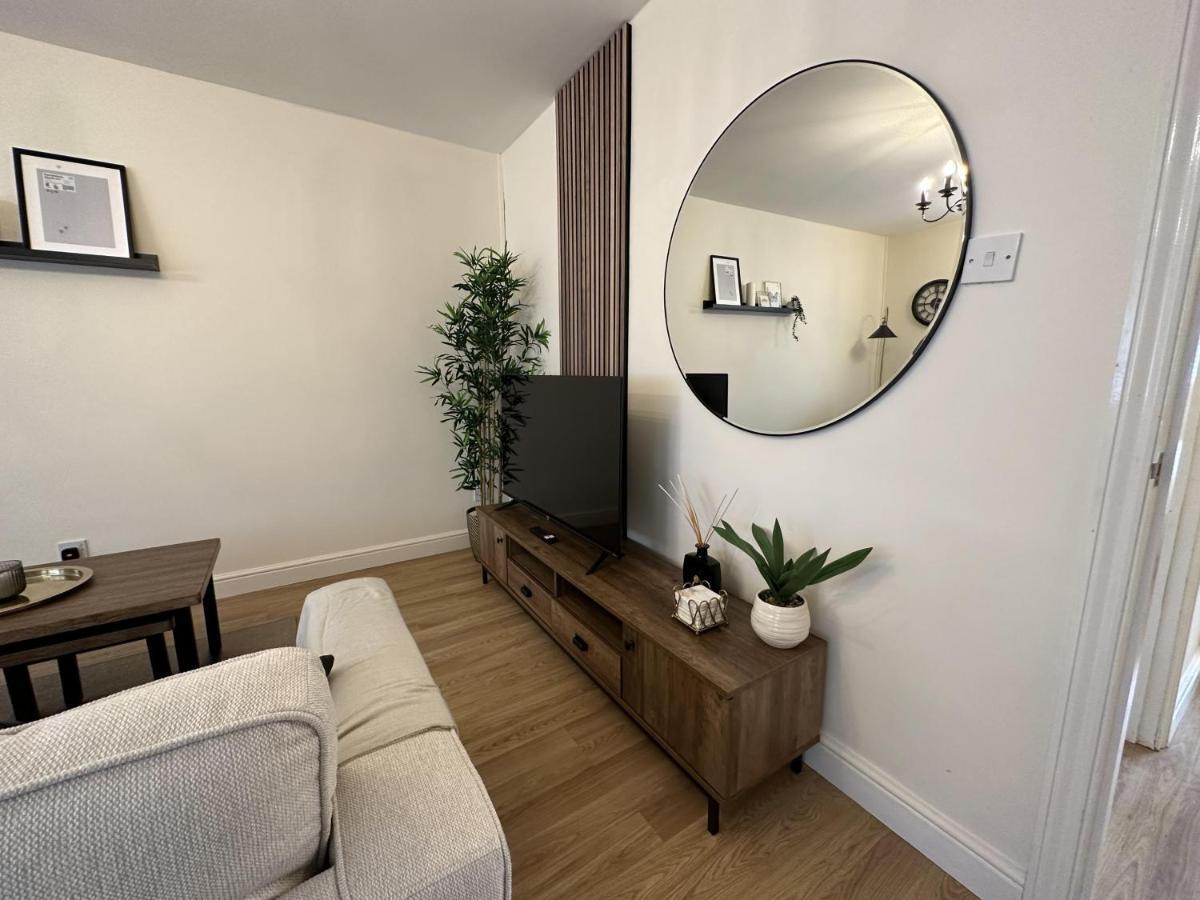 Charming 2-Bed Apartment in Danbury essex - Housity