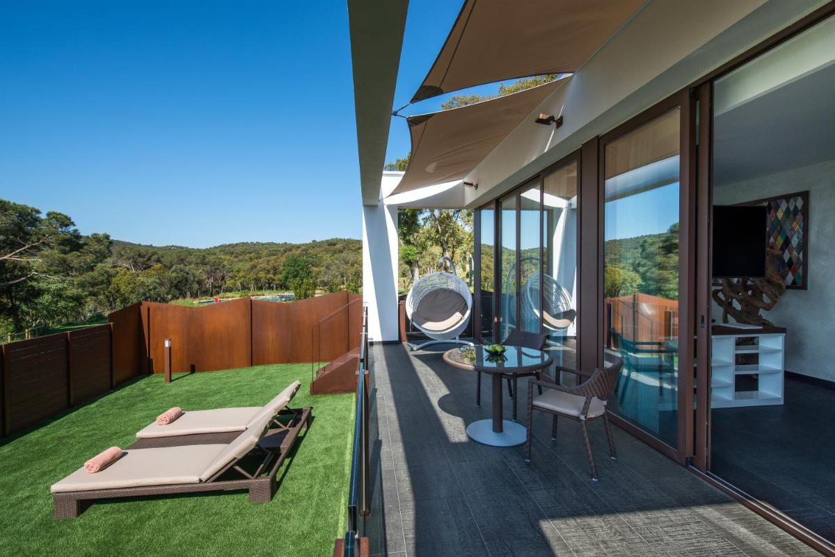 Un balcón o terraza de Suites Natura Mas Tapiolas