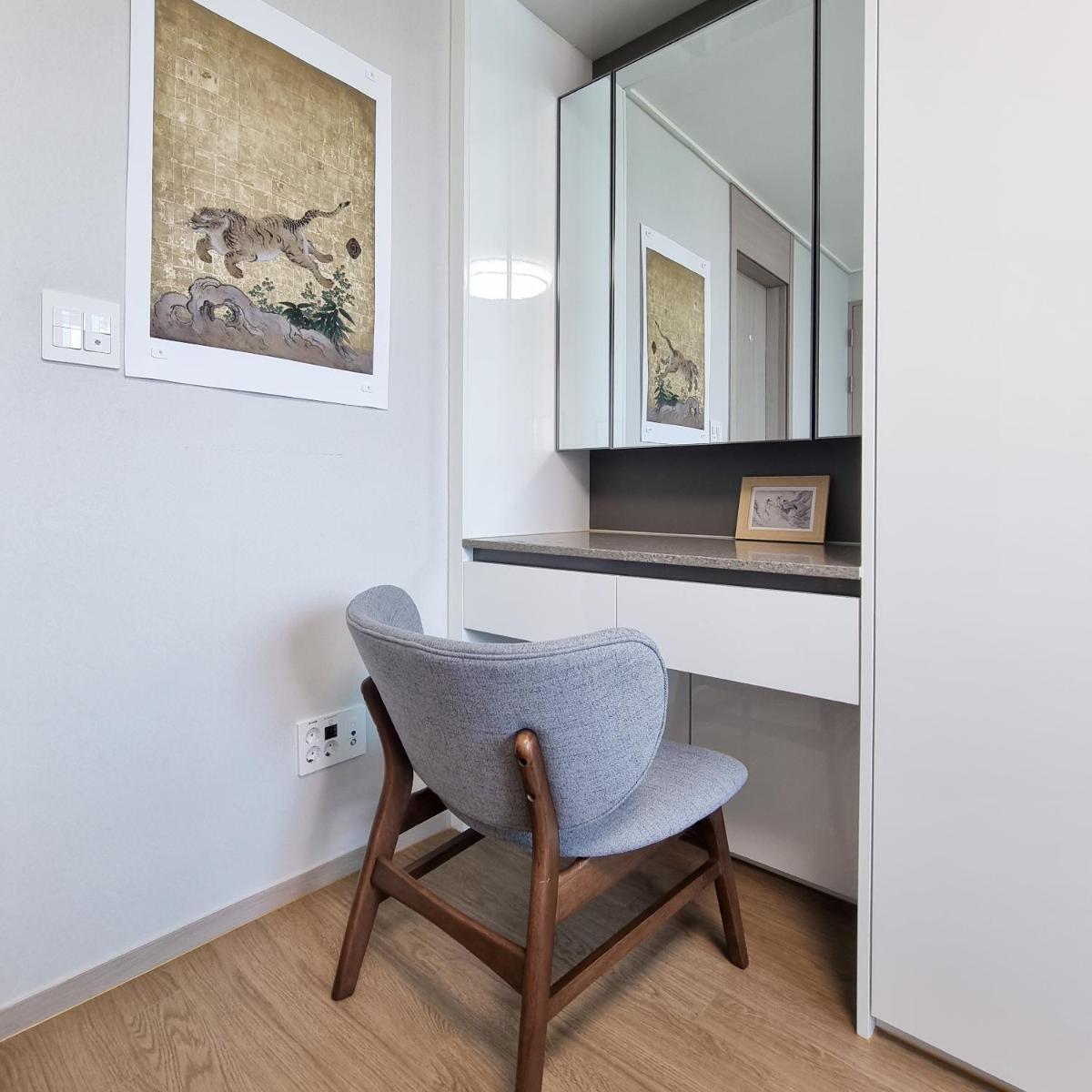 Humphreys 2 min Vintage Korean Room - Housity