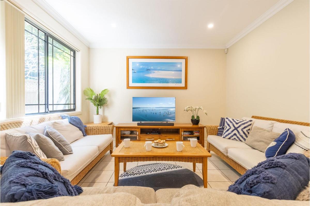 2 11a Christmas Bush Avenue - fantastic pet friendly townhouse close to Dutchies Beach with Wi-Fi and Air Con - Housity