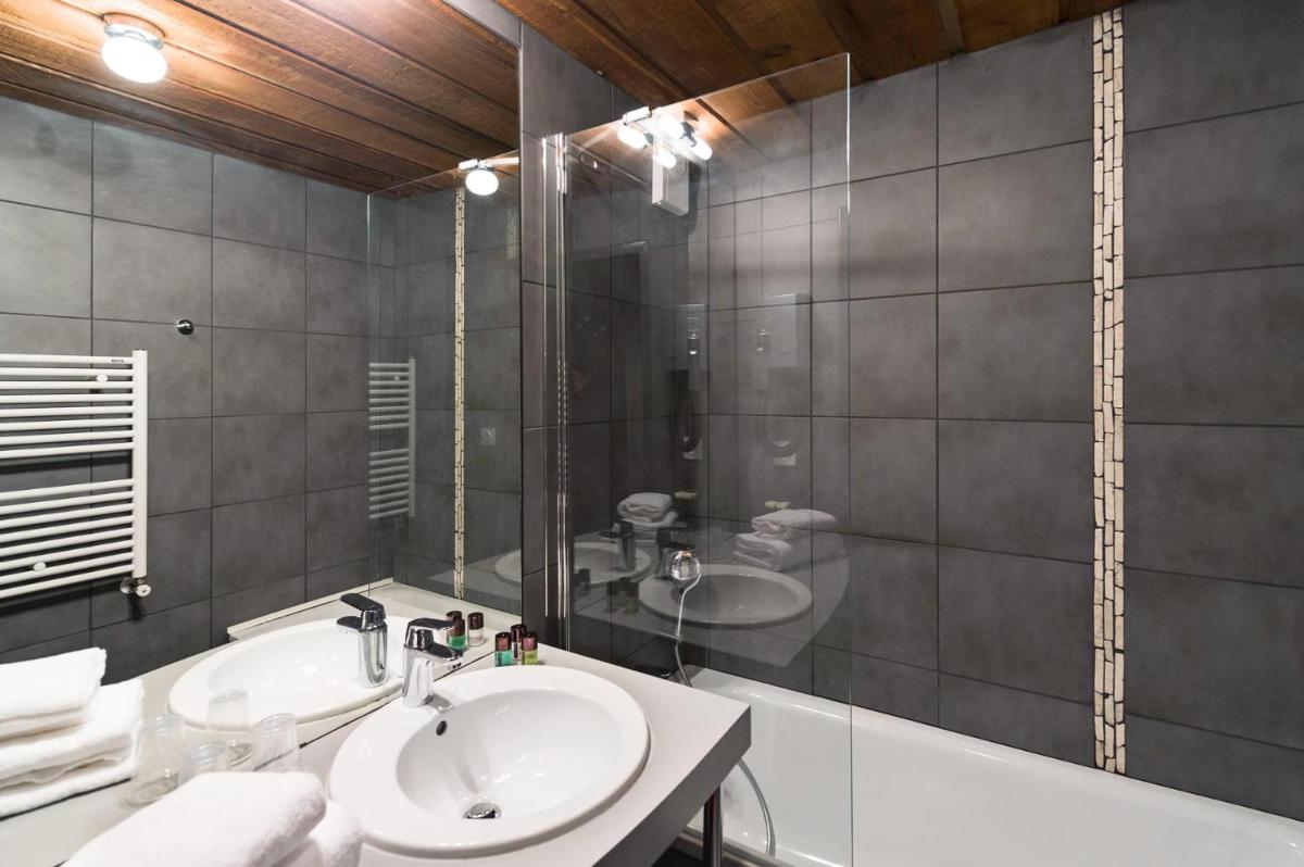 une salle de bain avec lavabo et douche dans l'établissement Marmotel & Spa, à Pra-Loup