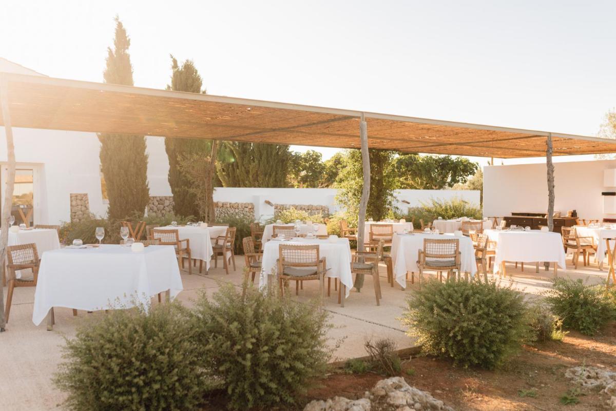 Un restaurante o sitio para comer en Torralbenc, a Small Luxury Hotel of the World