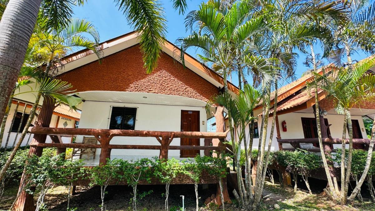 Lanta School Beach House - Housity