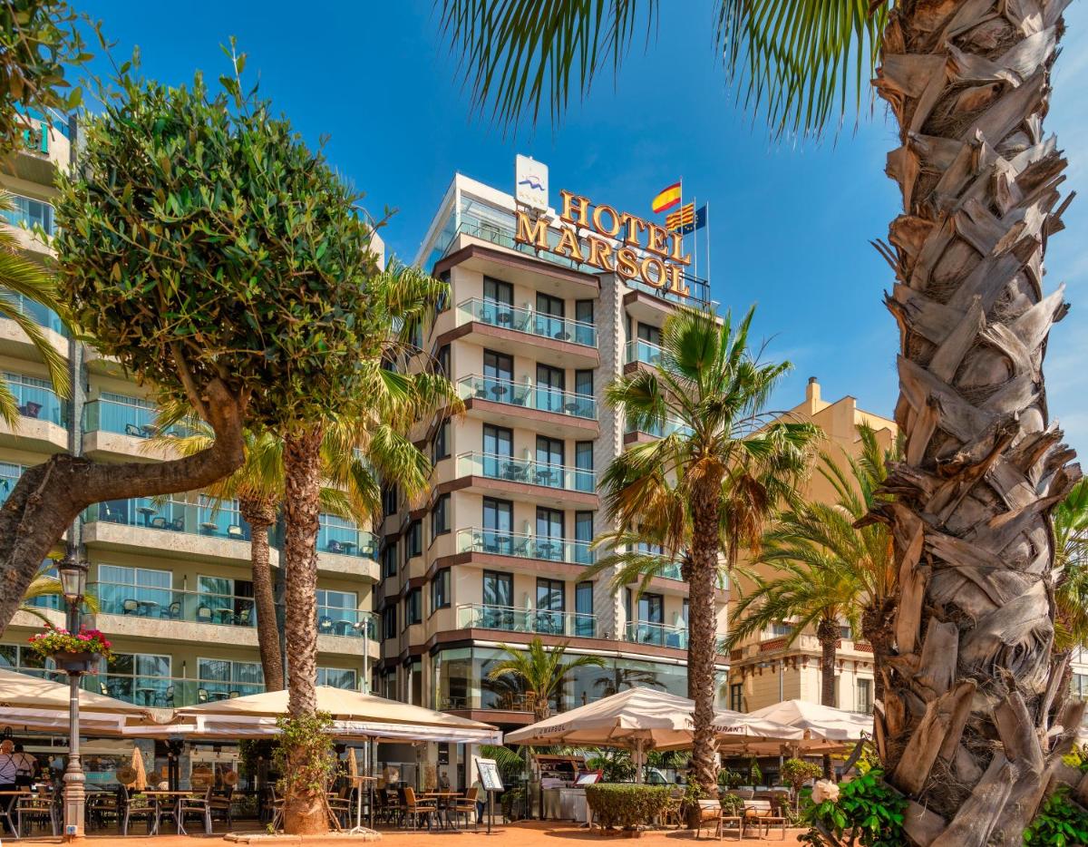 Un hotel con palmeras enfrente. en Hotel Marsol, en Lloret de Mar