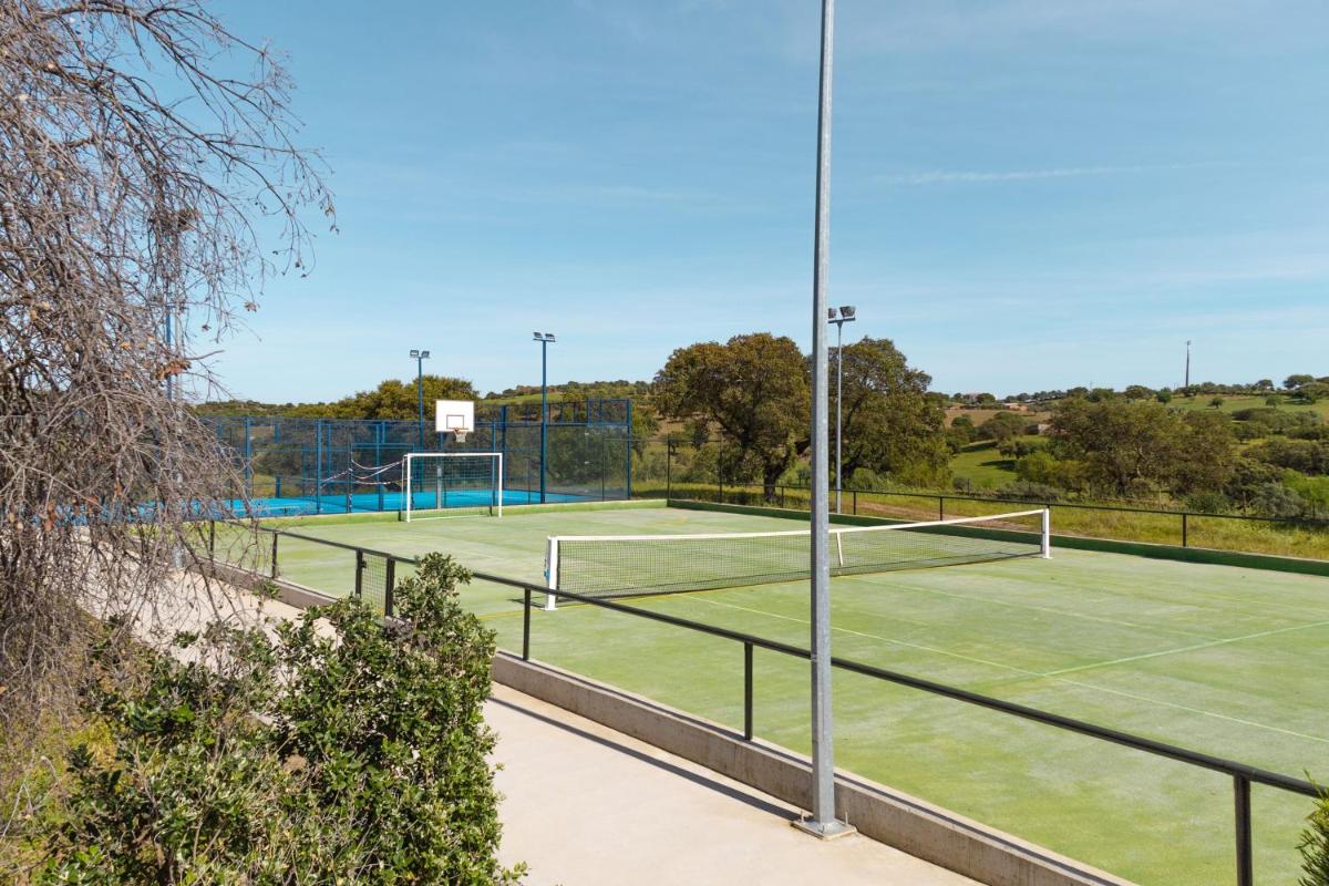 Comodidades para jogar ténis e squash em Herdade dos Delgados ou nas proximidades