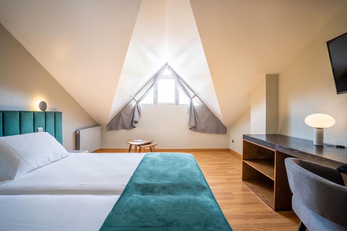 Cama o camas de una habitación en Abba Comillas Hotel