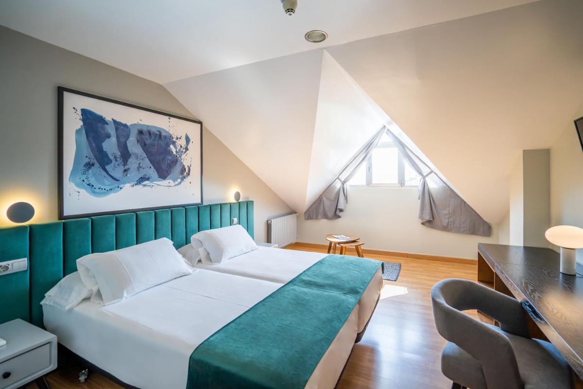 Un dormitorio con una cama grande y una ventana. en Abba Comillas Hotel, en Comillas 96 fotos más