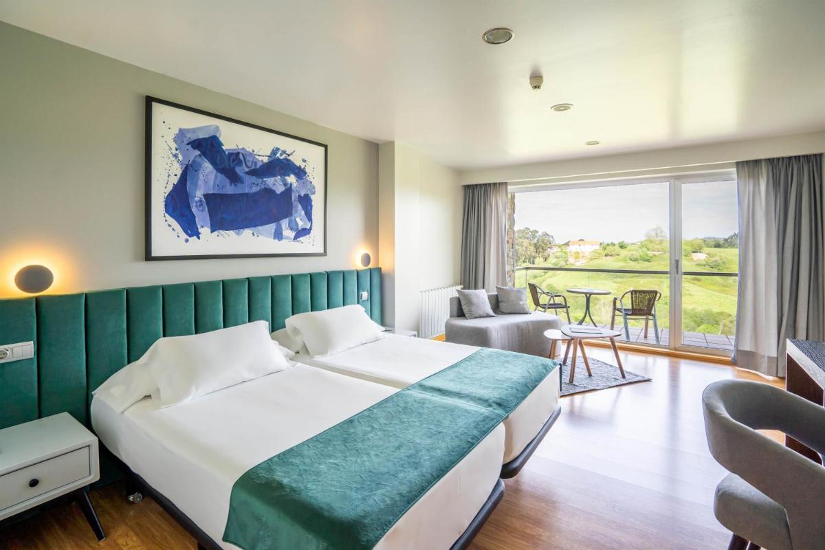 Cama o camas de una habitación en Abba Comillas Hotel