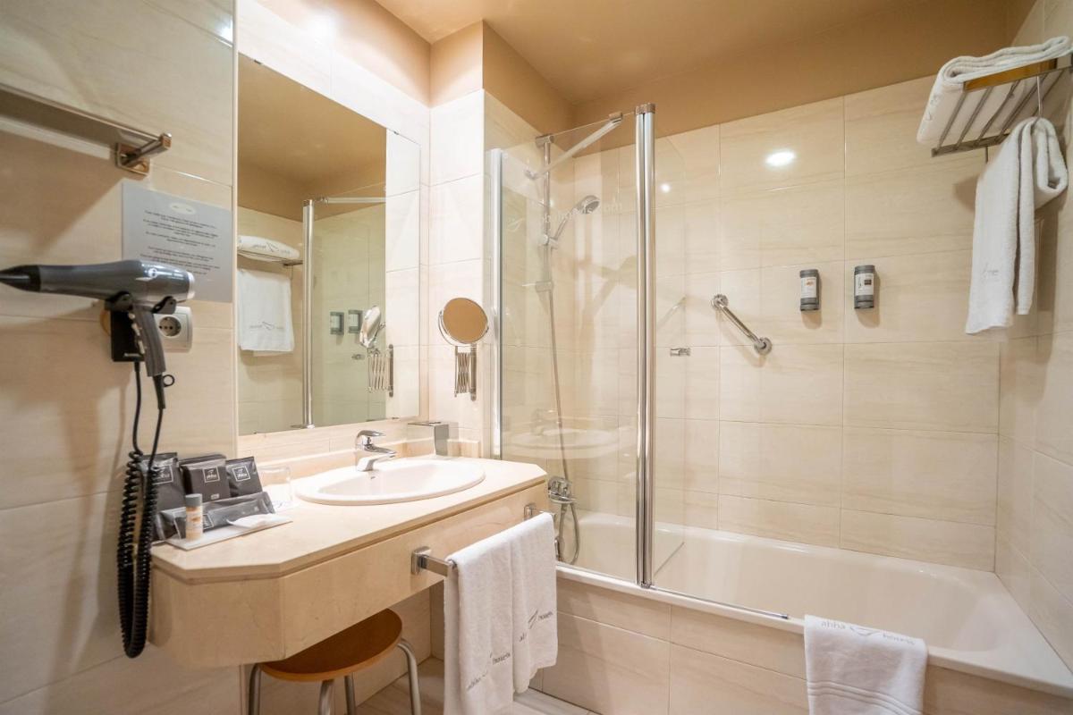 Un baño de Abba Comillas Hotel