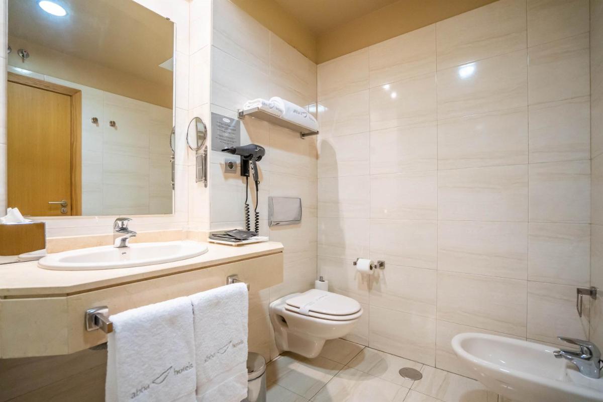 Un baño de Abba Comillas Hotel