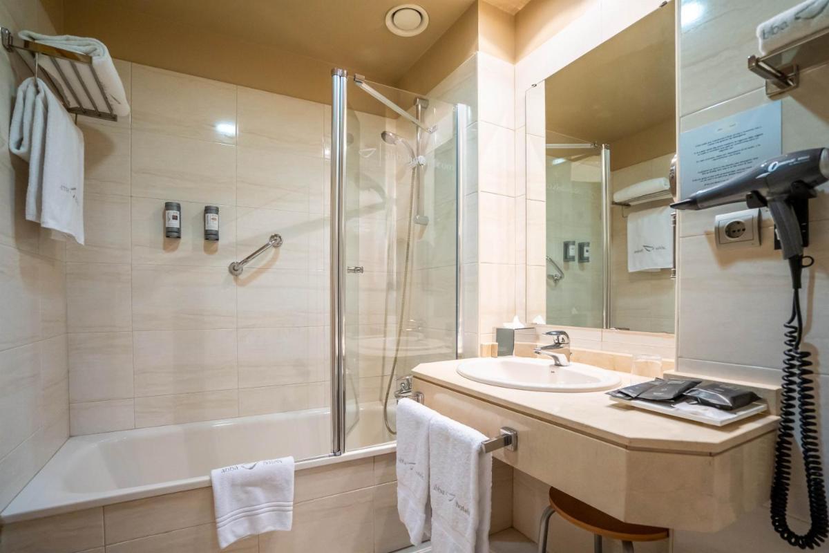 Un baño de Abba Comillas Hotel