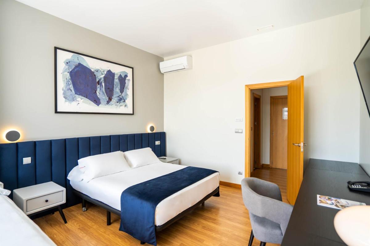Cama o camas de una habitación en Abba Comillas Hotel