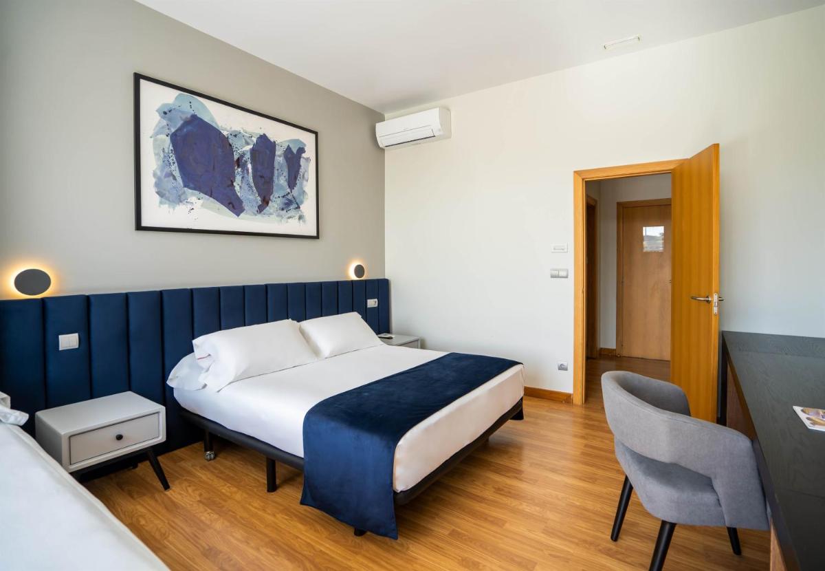 Cama o camas de una habitación en Abba Comillas Hotel