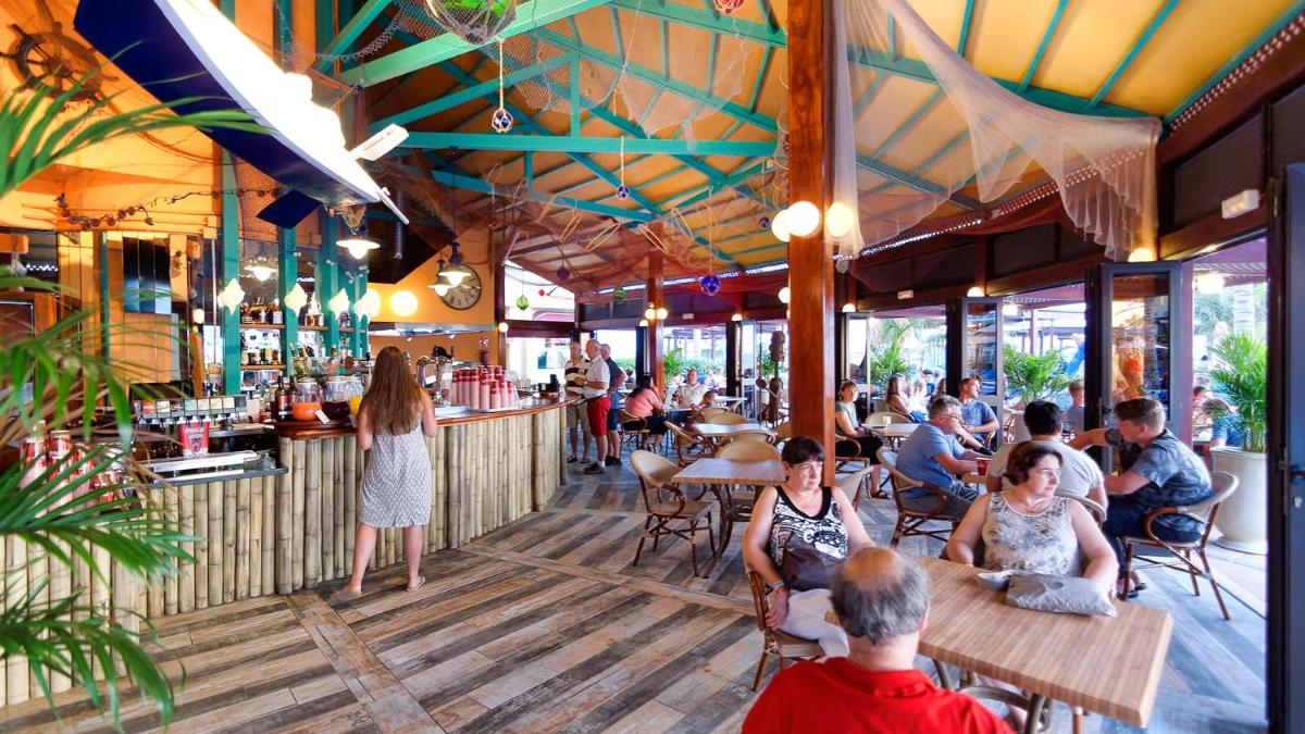 Un restaurante o sitio para comer en Bull Dorado Beach & SPA
