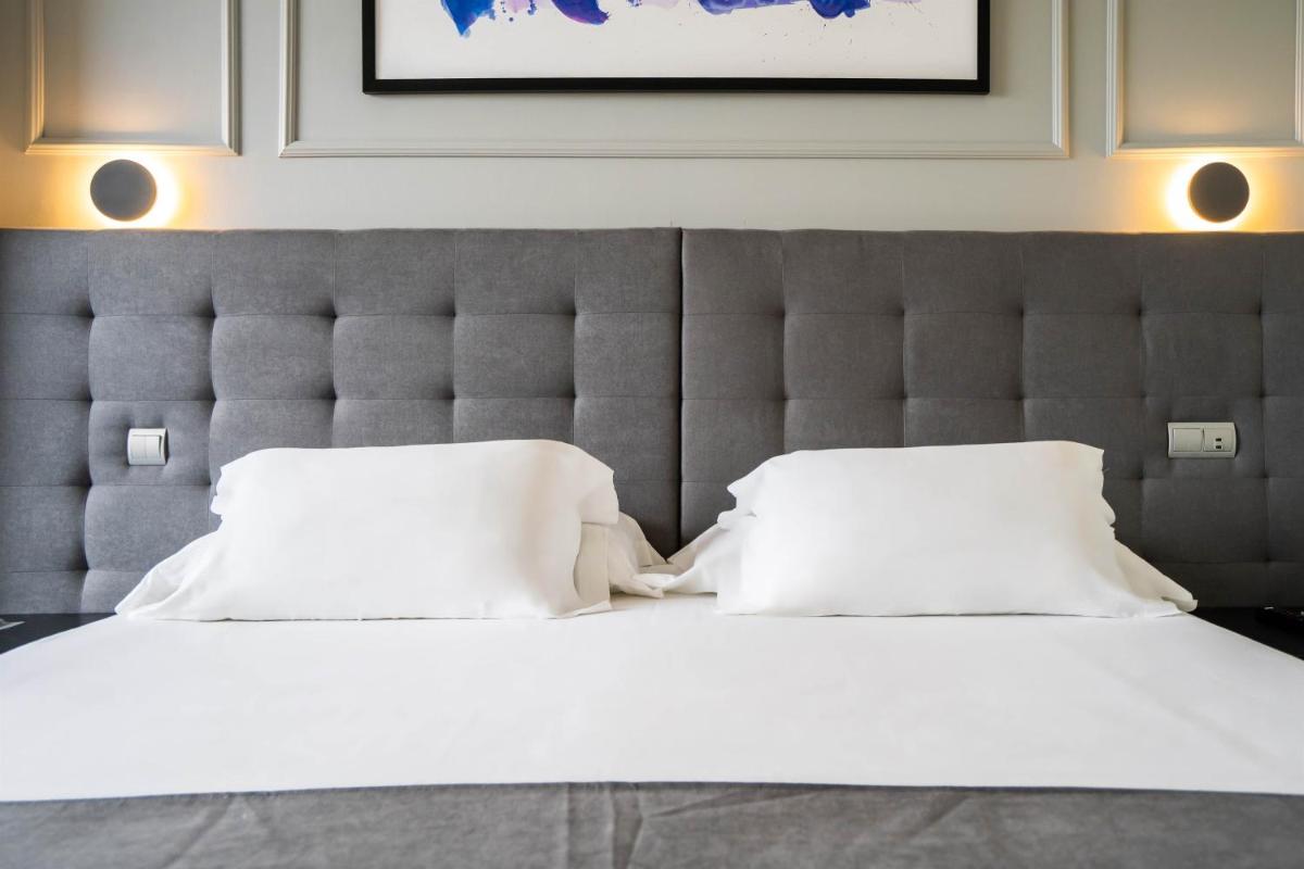 Cama o camas de una habitación en Abba Comillas Hotel