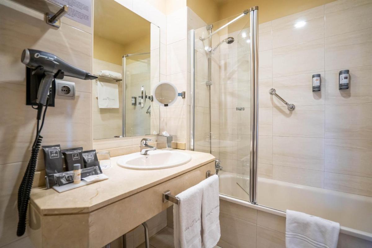 Un baño de Abba Comillas Hotel