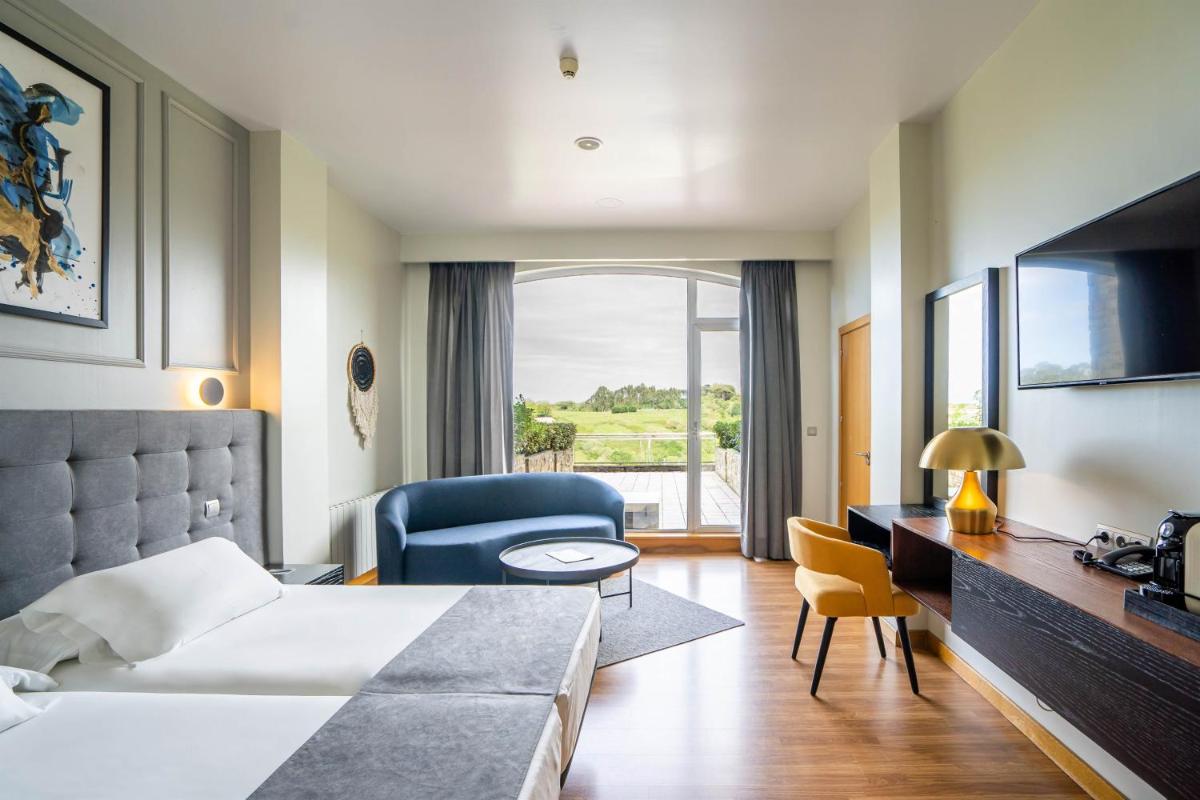 Cama o camas de una habitación en Abba Comillas Hotel
