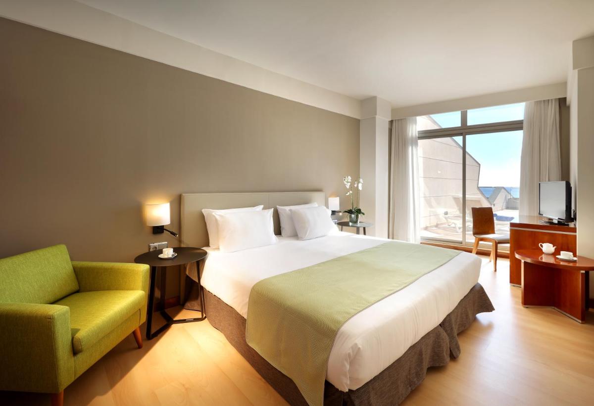 Una habitación de hotel con una cama grande y una silla. en Eurostars Las Salinas, en Caleta de Fuste 101 fotos más