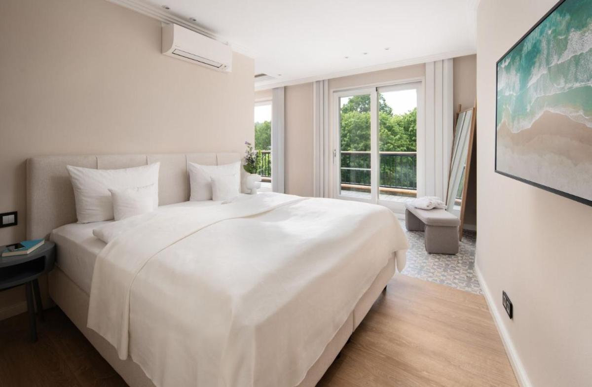 Ein Bett oder Betten in einem Zimmer der Unterkunft Hotel Gran BelVeder & Ostsee Therme Resort & Spa